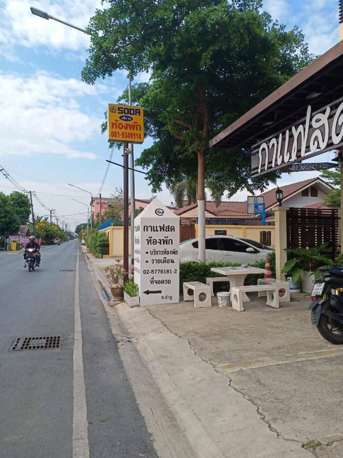โสดาอพาร์ทเม้นท์​ Ban Lam Phak Kut Exterior foto